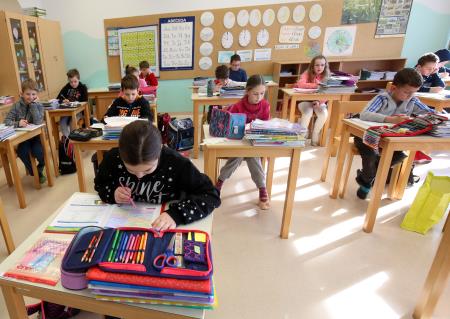 UČENCI V OŠ RAKEK 08 FOTO LJUBO VUKELIČ